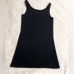 Fitted & ribbed black tank top